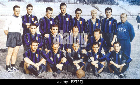 . Italiano : La rosa e lo tecnico personnel dell'Inter nella stagione 1952-53, en posa con le scudettate maglie Al termine del vittorioso Campionato Italiano di Serie A 1952-1953. Da sinistra, dans l'alto : A. Foni (allenatore), G. Armano, P., B. Broccini Mazza, B. Lorenzi, L. Skoglund, I. Nyers, della Casa (massaggiatore) ; al centro : M. Neri, O. Fattori, A. Giovannini, F. Nesti ; dans basso : I. Blason, L., G. Grava Ghezzi, G. Giacomazzi, B. Padulazzi. vers 1953. Foto Archivio GS et Collezione Lamberto Bertozzi 30 Football Club Internazionale 1952-53 Banque D'Images