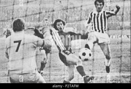 . Italiano : Torino, Stadio Comunale, 27 gennaio 1971. Il calciatore italiano Adriano Novellini (a destra) realizza il secondo gol della Juventus 2-0 contro il vitttoria nella Twente, nella sfida valevole per l'andata dei quarti di finale della Coppa delle Fiere 1970-1971. 27 janvier 1971. Inconnu 2 1970-1971 Inter-Cities - Tasse Foires Juventus v FC Twente - Adriano Novellini scoring Banque D'Images