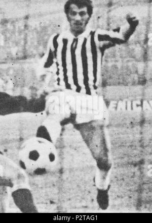 . Italiano : Torino, Stadio Comunale, 27 gennaio 1971. Il calciatore italiano Adriano Novellini realizza il secondo gol della Juventus 2-0 contro il vitttoria nella Twente, nella sfida valevole per l'andata dei quarti di finale della Coppa delle Fiere 1970-1971. 27 janvier 1971. Photo par inconnu rognée par Danyele 2 Inter-Cities 1970-1971 - Coupe Foires Juventus v FC Twente - Adriano Novellini (notation recadré) Banque D'Images