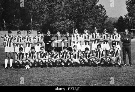 . Italiano : La rosa della Juventus nella stagione 1970-71. Da sinistra, en moto : S. Salvadore (capitano), G. Marchetti, G. A., Roveta Cuccureddu, M. Piloni, R. Tancredi, G. Ferioli, F. Landini (II), R. Bettega, F. Morini, L. Spinosi (II), H. Haller, A. Picchi (allenatore) ; accosciati G. : Zaniboni, G. Savoldi (II), R. Montorsi, A. Novellini, P. Anastasi, L., G. Furino Danova, F. Causio, F. Capello. vers 1970. Inconnu 45 Juventus Football Club 1970-1971 Banque D'Images