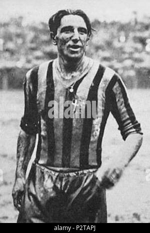 . Italiano : Torino, Campo de la Juventus, 1º maggio 1932. Il calciatore della Juventus, Giovanni Vecchina, l'esce dal campo al termine della vittoriosa sfida interna contro il Bologne (3-2) valevole per la 28ª giornata del Campionato Italiano di Serie A 1931-1932. 1 mai 1932. Photo par inconnu rognée par Danyele 27 FBC Juventus - 1932 - Giovanni Vecchina Banque D'Images