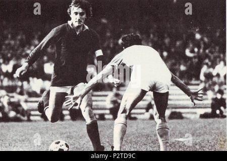 . Footballeur italien Franco 'Ciccio' Cordova, puis capitaine d'A.S. Roma, au Stadio San Paolo de Naples contre S.S.C. Napoli, Serie A 1973-1974 . Entre 1973 et 1974. Inconnu 13 Calcio Franco Cordova Napoli - Roma 1973-1974 Banque D'Images