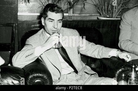 . English : 'Charlie' Lucky Luciano, un gangster italien né en Sicile. Luciano est considéré comme le père de la criminalité organisée aux États-Unis pour la division de la ville de New York en cinq différentes familles criminelles de la mafia et de la création de la première commission. Il a été le premier patron officiel de la criminalité moderne de la famille Genovese (Excelsior Hotel, Rome). Italiano : Lucky Luciano, all'anagrafe (Lercara Friddi Salvatore Lucania, 24 novembre 1897 - Naples, 26 gennaio 1962), criminale italiano legato alla mafia italo-americana note venir Cosa Nostra americana, Ritratto di un moment à vous détendre tous'H Banque D'Images