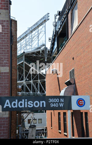 Les lumières et pont supérieur de Wrigley Field sont visibles entre les bâtiments au large de la station de l'Addison à une dizaine de mètres de la balle. Banque D'Images