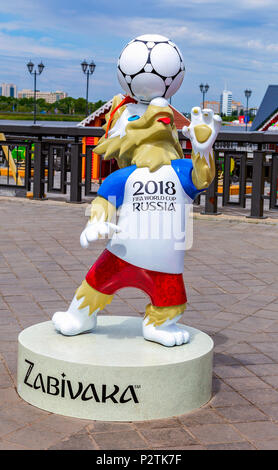 Kazan, Russie - 12 juin 2018 : Zabivaka, mascotte officielle de la Coupe du Monde FIFA 2018 au Kremlin, remblai en journée ensoleillée Banque D'Images