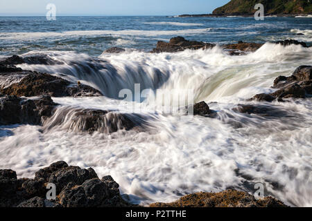 L'eau est aspirée dans Thor va bien à Cape Perpetua région pittoresque le long de la côte centrale de l'Oregon au sud de Yachats. Banque D'Images