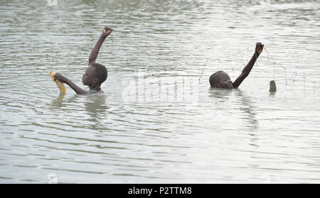 Manyok Garang (gauche), 11, et Choul, Majak 9, prendre du poisson dans Poktap, une ville dans le sud du Soudan ravagée par la guerre de l'État de Jonglei. Banque D'Images