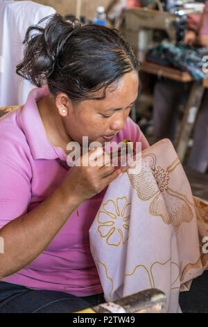 Dame travailleurs Batik la copie des dessins originaux directement pour la collection Batik à Sari Amerta à Batubulan,Gianyar, Bali Indonésie Banque D'Images