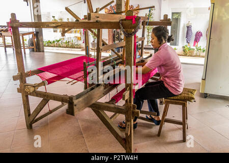 Weaver sur loom à Bali Indonésie Banque D'Images