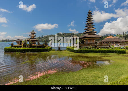 Temple Pura Hindu-Buddhist Ulan Danu Bratan sur les rives du lac Bratan Bali en Indonésie Banque D'Images