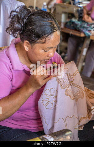 Dame travailleurs Batik la copie des dessins originaux directement pour la collection Batik à Sari Amerta à Batubulan,Gianyar, Bali Indonésie Banque D'Images