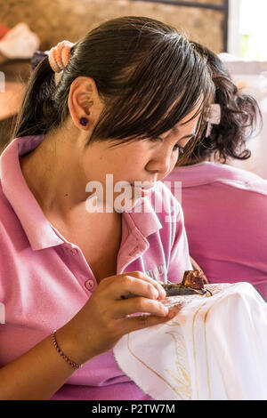 Dame travailleurs Batik la copie des dessins originaux directement pour la collection Batik à Sari Amerta à Batubulan,Gianyar, Bali Indonésie Banque D'Images