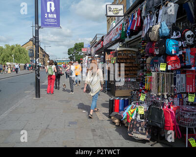 London, UK : Juillet 26, 2016 : Camden Town. L'animation de boutiques colorées dans Camden sont l'un des endroits les plus populaires de Londres parmi les habitants et les touristes. Banque D'Images