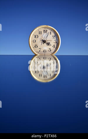 Grunge ancienne horloge numéro blanc sur le miroir dans l'espace Banque D'Images