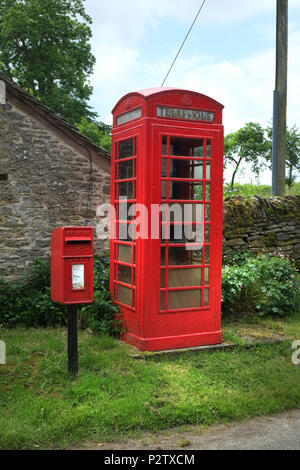 Huntington, Herefordshire, Angleterre, Royaume-Uni, boîte postale rouge et boîte téléphonique rouge Banque D'Images