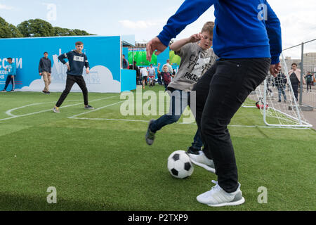 Moscou, Russie - 11 juin 2018 : horizontale photo de personnes jouant au football dans Fan Fest salon à Moscou, Russie Banque D'Images