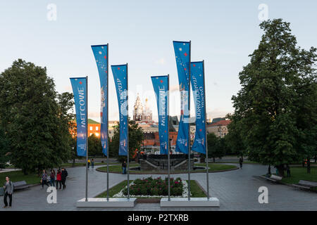 Moscou, Russie - 08 juin, 2018 : horizontale photo de deux drapeaux de la Coupe du Monde 2018 dans une immense Plaza de Moscou, Russie Banque D'Images