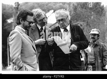 . Anglais : à partir de la gauche. Renzo Rossellini, Daniel Toscan du Plantier et Federico Fellini sur le tournage de Città delle donne, ca. 1979 Italiano : Da destra. Renzo Rossellini, Daniel Toscan du Plantier Federico Fellini e sul set de 'La citta' della donne', 1979. 1 août 1979. Renzo Rossellini-Toscan-Plantier Rossellini-Renzo 78-Federico-Fellini-ons-set-Citta'-delle-Donne Banque D'Images