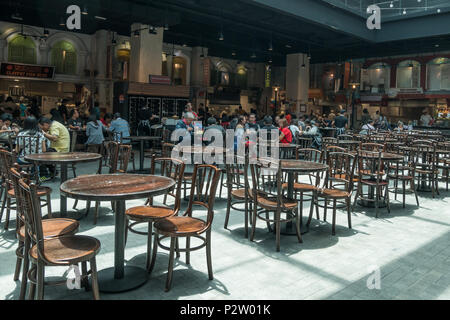 Cameron Highlands, Malaisie - octobre 18,2017 : Les gens peuvent avoir vu leur nourriture de la restauration dans l'Avenue Ciel Genting Highlands. Banque D'Images