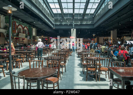 Cameron Highlands, Malaisie - octobre 18,2017 : Les gens peuvent avoir vu leur nourriture de la restauration dans l'Avenue Ciel Genting Highlands. Banque D'Images