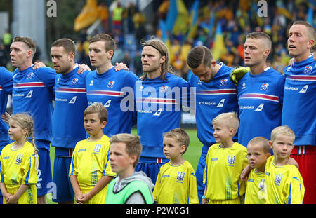 REYKJAVIK, ISLANDE - 5 septembre 2017 : Les joueurs de l'équipe nationale de football d'Islande écouter les hymnes nationaux avant la Coupe du Monde de football 2018 se qualifier Banque D'Images