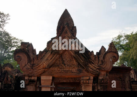 Angkor Cambodge fronton orné, au-dessus de la porte au 10e siècle temple de Banteay Srei Banque D'Images