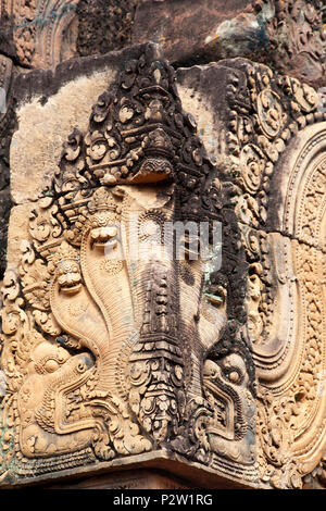 Angkor Cambodge, de sculptures de naga sur un bloc de coin à la 10e siècle temple de Banteay Srei Banque D'Images