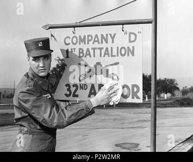 . Elvis Presley pose pour la caméra pendant son service militaire dans une base américaine en Allemagne. Entre 1958 et 1960. Vittoriano Rastelli 24 Elvis Presley en Allemagne 2 Banque D'Images