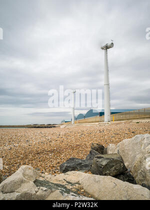 Éoliennes sur la plage de Shoreham Harbour, East Sussex, Angleterre, Royaume-Uni. Banque D'Images