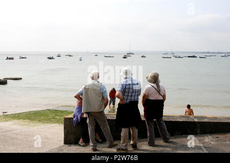 Les touristes à la recherche sur le solent dans l'île de Wight Yarmouth town uk juin 2018 Banque D'Images