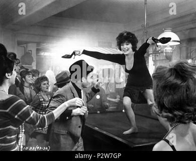 Titre original : IRMA LA DOUCE. Titre en anglais : IRMA LA DOUCE. Directeur du film : Billy Wilder. Année : 1963. Stars : Shirley Maclaine. Credit : United Artists / Album Banque D'Images