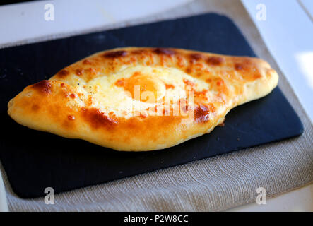 Macro Photo khachapuri délicieux avec du fromage et des oeufs dans le restaurant Banque D'Images