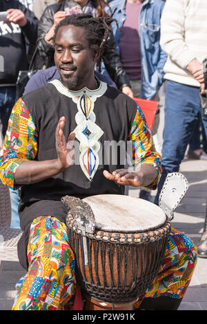 Chieti, Italie - 08 Avril 2018 : percussionniste africain joue dans la rue au cours d'un festival de la ville Banque D'Images