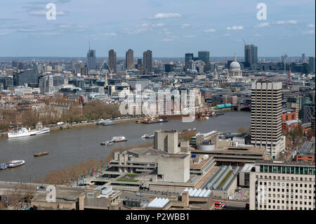 Vue aérienne de la ville et les toits de Londres avec la Tamise, un grand fleuve qui traverse le sud de l'Angleterre, plus particulièrement grâce à London, UK Banque D'Images