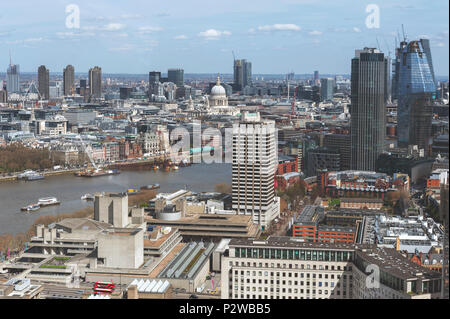 Vue aérienne de la ville et les toits de Londres avec la Tamise, un grand fleuve qui traverse le sud de l'Angleterre, plus particulièrement grâce à London, UK Banque D'Images