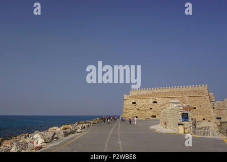 Héraklion, Crète, Grèce : les touristes explorer la forteresse Castello a Mare, construit par les Vénitiens au 16ème siècle, au vieux port de Héraklion. Banque D'Images