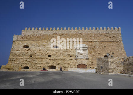 Héraklion, Crète, Grèce : les touristes explorer la forteresse Castello a Mare, construit par les Vénitiens au 16ème siècle, au vieux port de Héraklion. Banque D'Images