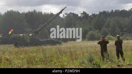 Des soldats allemands et lituanienne se tenir à côté d'une nouvelle action d'anticiper l'obusier lituanienne à proximité d'un Obusier allemand lors de l'exercice Flaming Thunder, le 2 août 2016 à Kairiai, la Lituanie. Flaming Thunder est un deux semaines contre incendie multinationales exercice de coordination et de tir réel interarmes d'accroître l'interopérabilité entre les unités d'appui-feu de l'OTAN, et de former et d'exécuter des tirs d'appui conjoint avec l'intégration d'éléments de manoeuvre, l'appui aérien rapproché, et d'attaque rapprochée. Les soldats du 1er Bataillon, 41e Régiment d'artillerie, 1re Brigade blindée, l'équipe de combat d'infanterie 3ème Divisi Banque D'Images