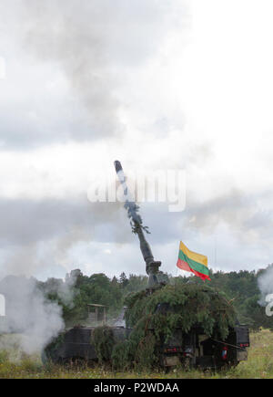 Le feu des soldats allemands lors de l'exercice de l'artillerie Flaming Thunder, le 2 août 2016 à Kairiai, la Lituanie. Flaming Thunder est un deux semaines contre incendie multinationales exercice de coordination et de tir réel interarmes d'accroître l'interopérabilité entre les unités d'appui-feu de l'OTAN, et de former et d'exécuter des tirs d'appui conjoint avec l'intégration d'éléments de manoeuvre, l'appui aérien rapproché, et d'attaque rapprochée. Les soldats du 1er Bataillon, 41e Régiment d'artillerie, 1er Armor Brigade Combat Team, 3e Division d'infanterie, participant à l'exercice, sont la formation avec leurs alliés baltes à l'appui de : Inutile Banque D'Images