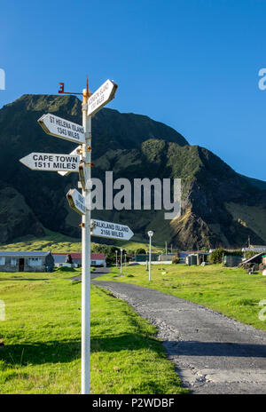 Panneau avec distances pour les îles voisines et les villes à Tristan da Cunha, Territoires britanniques d'outre-mer, océan Atlantique Sud Banque D'Images