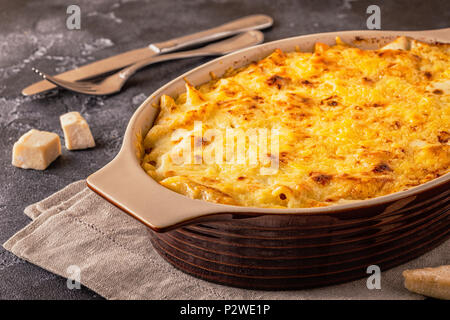 Mac et fromage, sauce au fromage à pâtes macaronis, selective focus. Banque D'Images