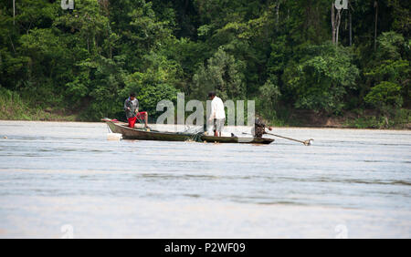 Les villageois de voyage le long de la rivière Amazone en longs bateaux et embarcations étroites qui offrent le transport rapide entre villages. Banque D'Images