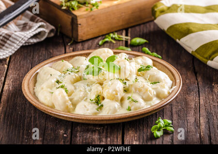 Gnocchi au fromage avec sauce au fromage bleu et galic, fines herbes sur le dessus, un délice food Banque D'Images