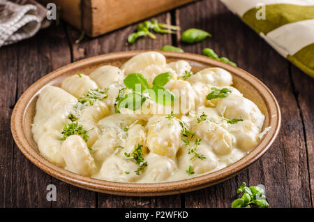 Gnocchi au fromage avec sauce au fromage bleu et galic, fines herbes sur le dessus, un délice food Banque D'Images