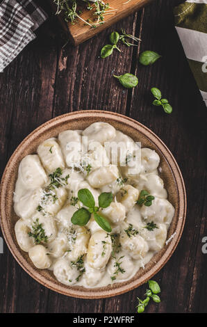 Gnocchi au fromage avec sauce au fromage bleu et galic, fines herbes sur le dessus, un délice food Banque D'Images