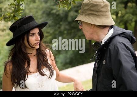 Titre original : Vicky Cristina Barcelona. Titre en anglais : Vicky Cristina Barcelona. Film Réalisateur : Woody Allen. Année : 2008. Stars : PENELOPE CRUZ, Woody Allen. Credit : MEDIAPRO/ANTENA 3 FILMS/GRAVIER PRODUCTIONS / Album Banque D'Images