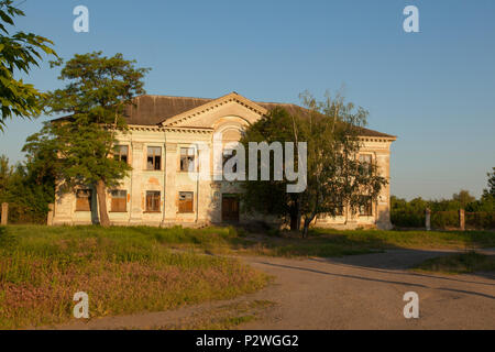 Ancienne bâtisse de deux étages dans le village de vert des arbres soft soleil du matin Banque D'Images