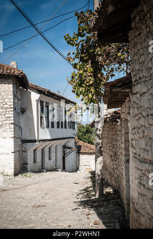 Rue pavée de la vieille ville de Berat en albanie Banque D'Images
