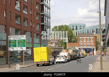 Les files d'attente de trafic le long de East Hill, partie de Londres est occupé à South Circular Road à Wandsworth, sud-ouest de Londres Banque D'Images