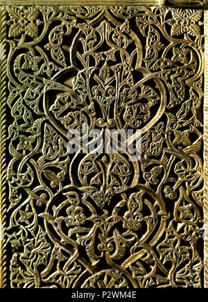 DECORACION DE ATAURIQUE REALIZADA EN MARMOL EN UN TABLERO DEL ZOCALO DEL FRENTE DEL MIHRAB. Emplacement : l'intérieur de la Mezquita, Cordoba, Espagne. Banque D'Images